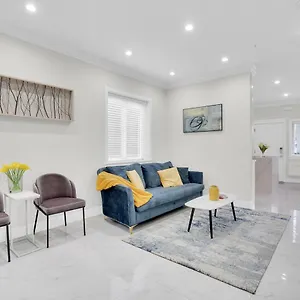 Holiday home Family-friendly, 3 Bed House - Private Backyard-central Location, Vancouver